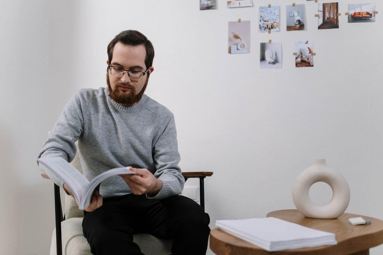 Человек читает книгу в уютной комнате